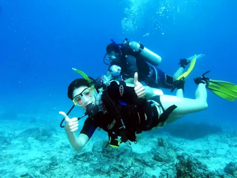 scuba diving gokarna girl thumbs up
